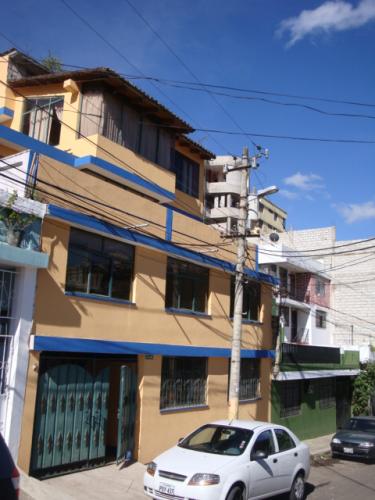 OPORTUNIDAD LINA CASA CON DOS DEPARTAMENTOS BARRIO LAS ORQUIDEAS AUTOPISTA RUMIÑAHUI