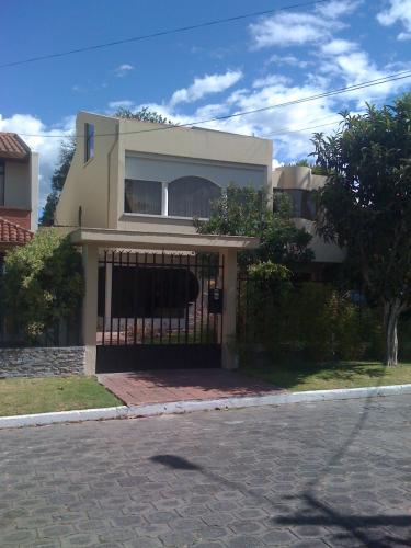 CASA ARRENDAMIENTO - VENTA URB. PROXIMO AL RESERVORIO CUMBAYA