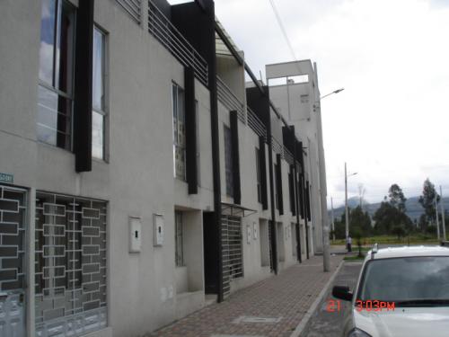 VENDO CASA  -QUITUMBE-
