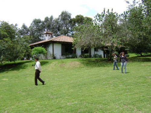 VENDO HERMOSA CASA EN CUMBAYÁ
