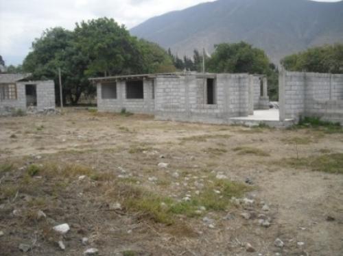 CASA EN OBRA GRIS EN TERRENO DE 1000 M, TRAS EL CLUB DE LA LIGA 