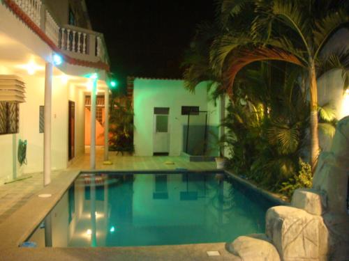 Hermosa casa al Norte de Guayaquil (Venta 190000 o Arriendo 1500), 3 hab./ piscina / yacuzzy / vapor / BBQ / Gym / local-comercial / Estudio y más