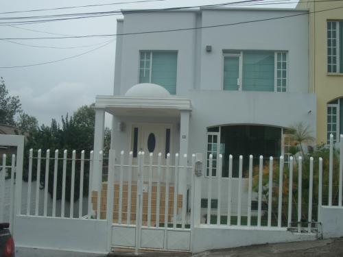 ELEGANTE CASA EN URBANIZACION CERRADA, VALLES 2 Y 3