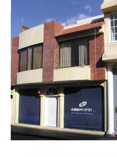 vendo casa con dos locales comerciales en pleno centro de Cotacachi