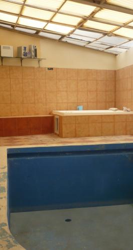 DOS HEMISFERIOS, CASA DE TRES NIVELES CON PISCINA Y JACUZZI, 163M2 $89.000, SECTOR PUSUQUÍ.