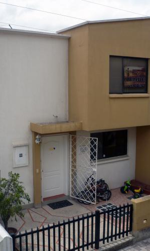 DOS HEMISFERIOS, CASA 3 NIVELES,161m2, CON VARIAS MEJORAS, SECTOR PUSUQUÍ $93.000