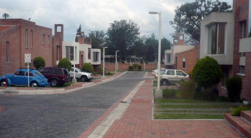 CASA PORTÓN DE CUMBAYÁ, 145m2, CERCA A LA UNIVERSIDAD SAN FRANCISCO DE QUITO $138.000