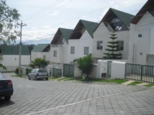 Casa de tres pisos, dos parqueaderos en conjunto privado. Eucaliptos Carcelen