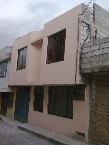 VENDO BONITA CASA 2 PLANTAS, 2 DEPARTAMENTOS AL SUR DE QUITO