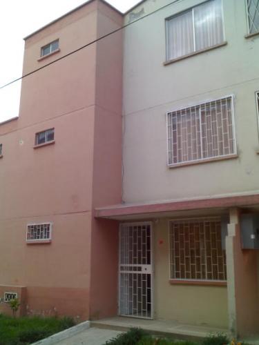 VENDO CASA EN CONJUNTO HABITACIONAL EN CALDERON