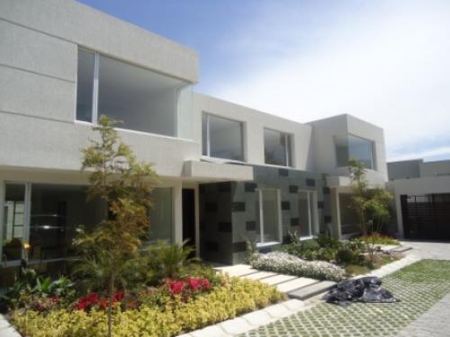 CASA DE LUJO CONJUNTO CERRADO - POR ESTRENAR - CUMBAYA