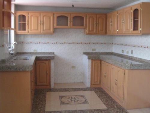 VENDO CASA POR ESTRENAR EN CARAPUNGO. 
