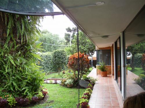 SE VENDE CASA DE UNA PLANTA (UN SOLO ANDAR) EN CUMBAYA SECTOR COLEGIO MENOR SAN FRANCISCO – RESERVORIO, 358.000 USD NEGOCIABLES