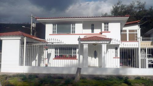 JARDINES DE LA PAMPA, HERMOSA CASA 2 PLANTAS,240m2 de construcción: $125.000