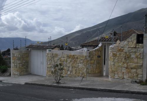 CASA CON PISCINA CLUB LA MARCA 244m2:$110.000 KILÓMETRO 2 VÍA A CALACALÍ,MEJOR URBANIZACIÓN MITAD DEL MUNDO.