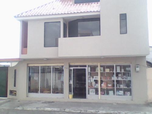 HERMOSA CASA CON LOCAL COMERCIAL 