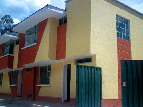 Linda casa a cuadra y media del coliseo de conocoto y la policia comunitaria 