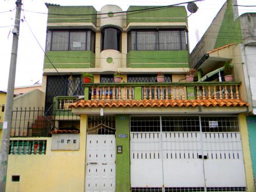  Gran Casa Rentera de 3 Departamentos y 1 Suite 