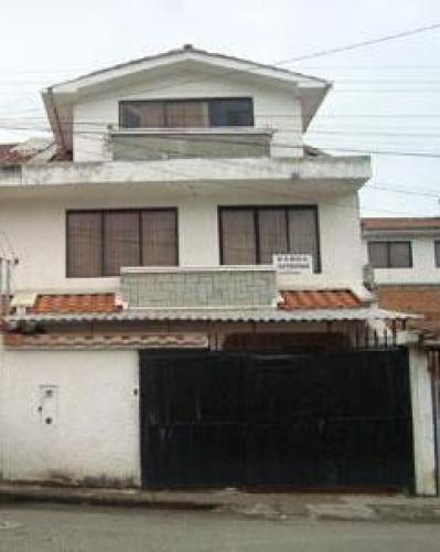 Bonita casa de 3 pisos  —  Azuay/Cuenca