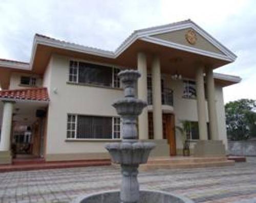 CASA DE LUJO EN VENTA, SECTOR EL TRIANGULO (VALLE DE LOS CHILLOS)