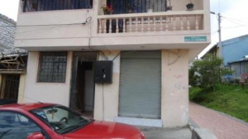 VENDO CASA CON 3 DEPARTAMENTOS Y LOCAL COMERCIAL CARAPUNGO