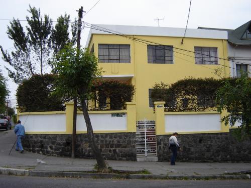 Se vende casa grande ubicada en un buen sector comercial 