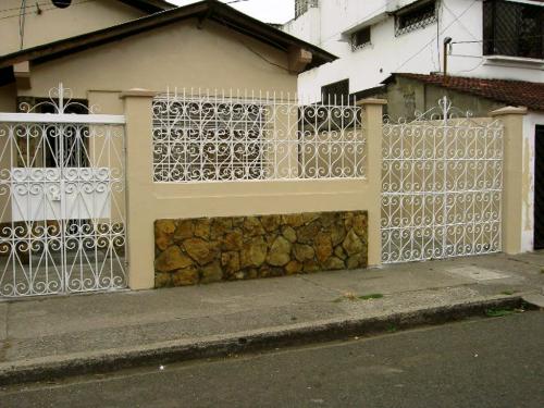 Se vende casa en Guayaquil con ingreso de rentas -  Magnifica oportunidad para inversionista 