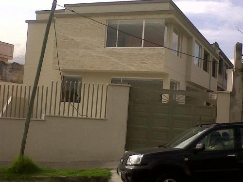 TE OFRECEMOS LINDAS CASAS POR ESTRENAR EN CUMBAYA SECTOR DE ALTA PLUSVALIA