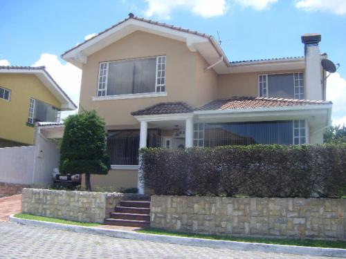 TUMBACO CASA DE VENTA EN CONJUNTO CERRADO CON PISCINA Y CANCHA DE TENNIS