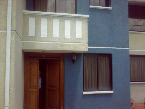 GRAN OPORTUNIDAD CASA 4 DORMITORIOS EN LA PRIMAVERA - CUMBAYA