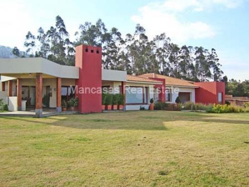 Elegante Casa Independiente de una sola Planta en Nayon