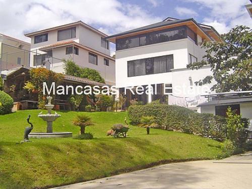 Amplia Casa de Venta con Hermosos Jardines en Urb Condado