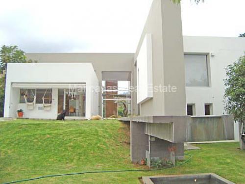 Excelente Casa Estilo Minimalista en Cumbaya 