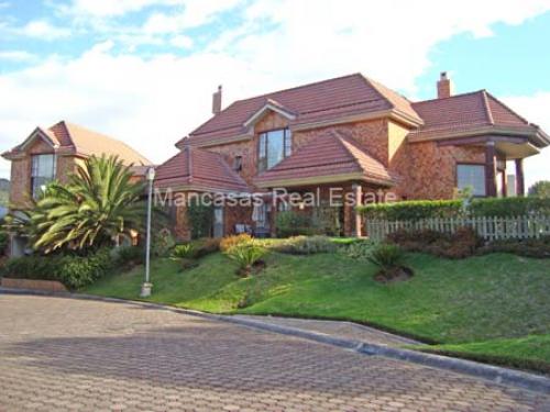 Elegante Residencia en Cumbaya con Piscina, Amplio Jardin, Exclusiva Urb Privada