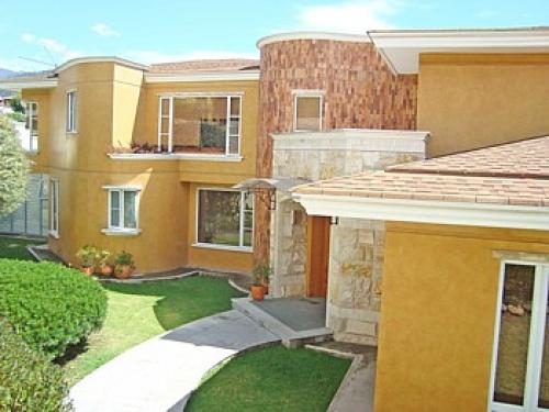 Lujosa Casa de Venta en Cumbaya con Piscina