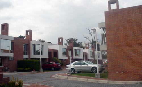 CASA PORTÓN DE CUMBAYÁ, CERCA A LA U.S.F.Q 147M2 $138.000 INFORMES: 2353-232,097-592747