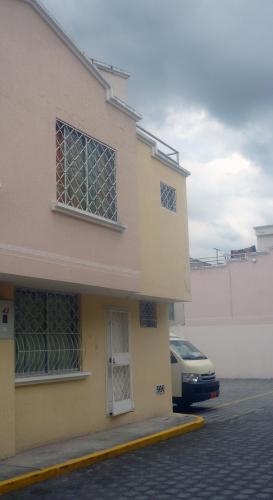 CASA DE DOS PLANTAS, ESQUINERA VÍA A MARIANITAS, CONJUNTO VILLASOL  $44.000 INFORMES: 2353-232,097-592747