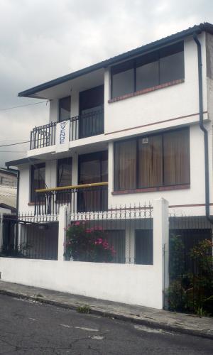 CASA SECTOR LOS CEDROS, TRAS HYPERMARKET DE LA PRENSA, CONSTA DE 2 DEPARTAMENTOS INDEPENDIENTES $89.000 INFORMES: 2353-232 , 097-592747