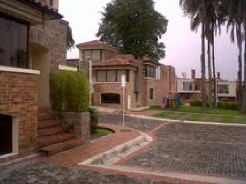 HERMOSA CASA EN LA MEJOR ZONA DE CUMBAYA CERCA U. SAN FRANCISCO