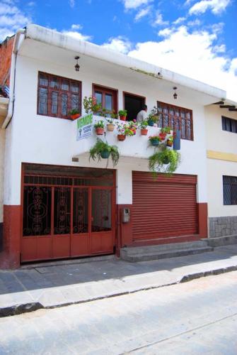 INMOBILIARIA PEDRO PAREDES VENDE CASA SECTOR EL VECINO / HOSPITAL CATOLICO