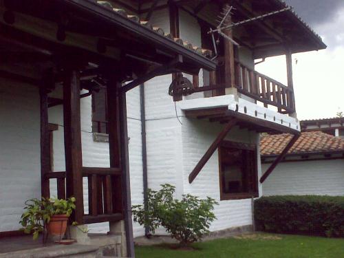 HERMOSA CASA ESTILO COUNTRY EN CUMBAYA - CUNACAYU