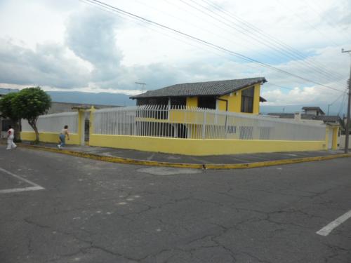 de oportunidad vendo casa grande en la urb. la armenia i