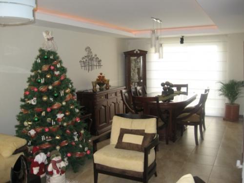 FLAMANTE CASA UBICADA EN CONJUNTO PRIVADO EN CUMBAYA