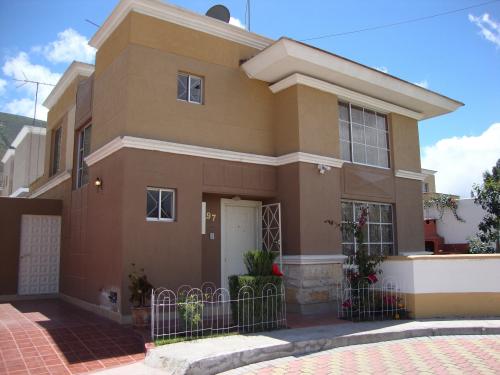HERMOSA CASA  CON AMPLIO JARDIN EN CONJUNTO LAGUNAZUL