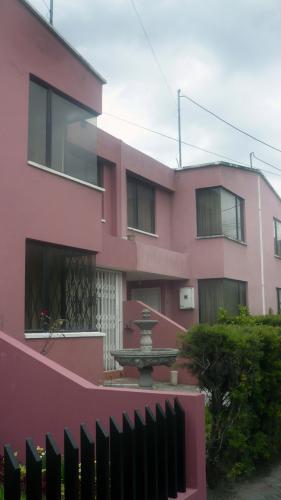 CASA DOS HEMISFERIOS, 2 PLANTAS, SECTOR PUSUQUÍ, 108M2 $68.000 INFORMES: INMOBILIARIA CONEXION: 2353-232, 097-592747
