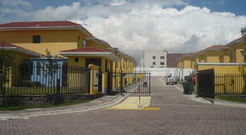 CASA CIUDAD ALISOS, CERCA AL NUEVO COLEGIO ESPEJO $75.000 INFORMES INMOBILIARIA CONEXION: 2353-232, 097-592747