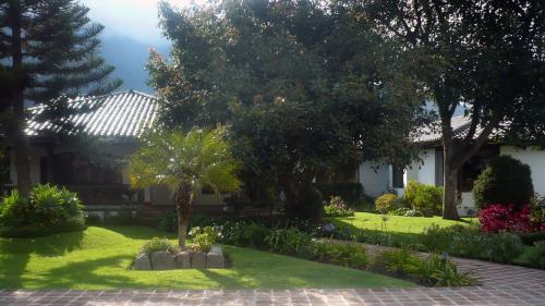 CASA LA PAMPA, POR EL CLUB DE LIGA DEPORTIVA UNIVERSITARIA 465M2 $290.000, HERMOSA; 2353-232, 097-592747