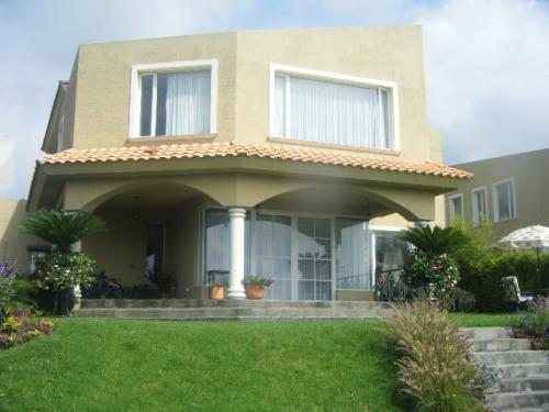 LINDA CASA EN VENTA, HERMOSA VISTA 4 DORM.