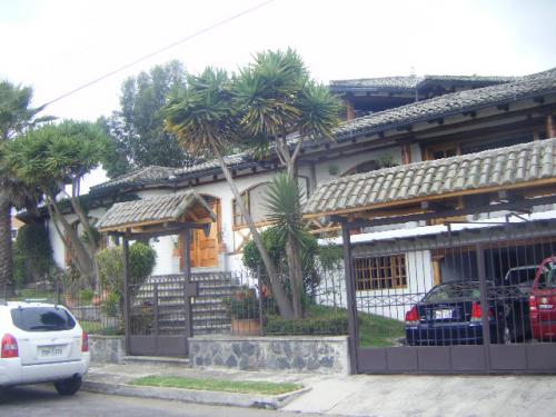 LINDA CASA EN VENTA, ESTILO RUSTICO, CUMBAYA