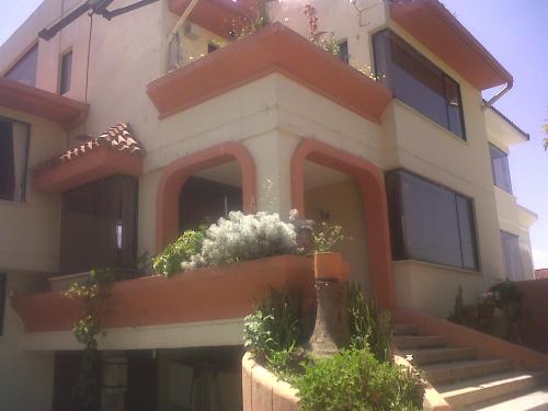 HERMOSA CASA EN CUMBAYA EXCELENTE INVERSION